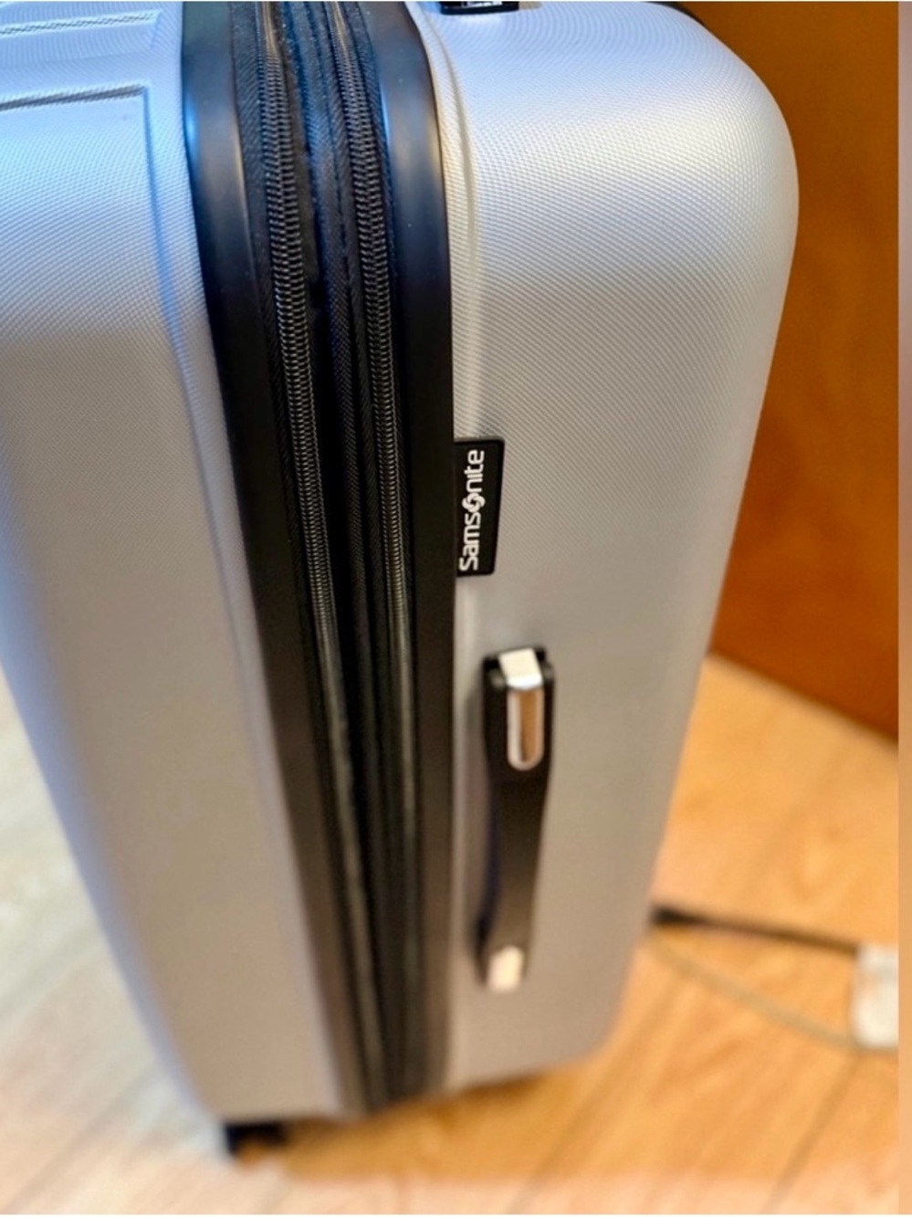 Samsonite 26” Silver Hard-Shell - Picture 3 of 3